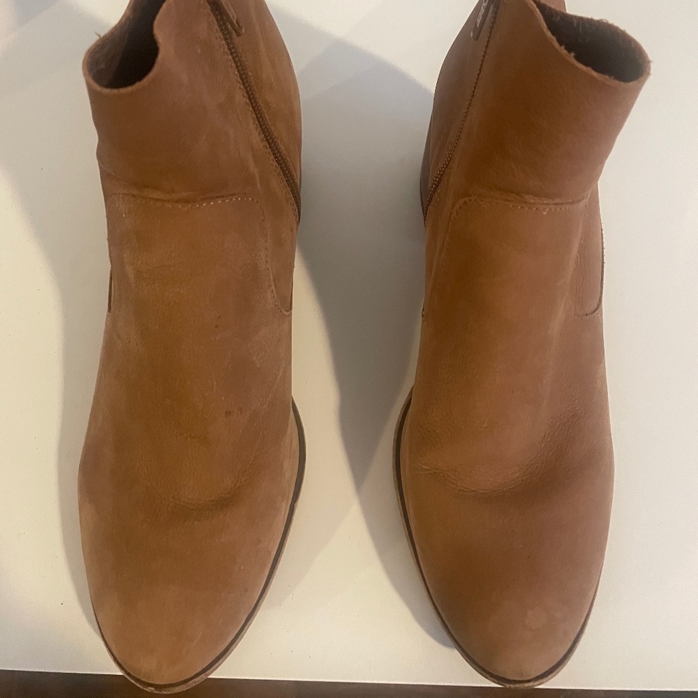 Gianni Bini tan suede block heel boot